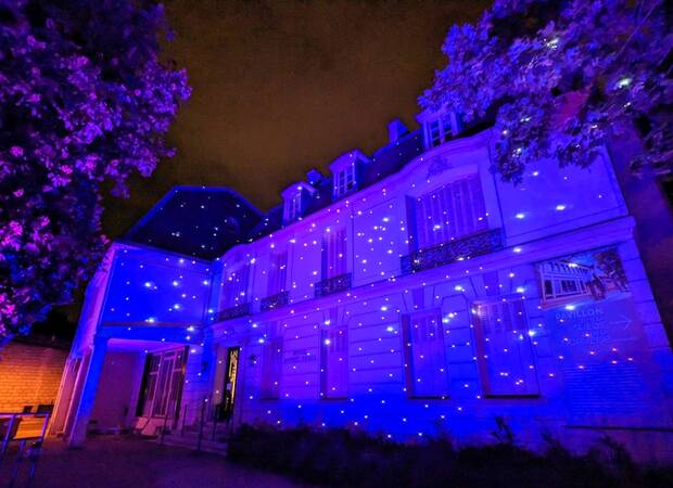 Photo de la façade de nuit du musée Roybet Fould à Courbevoie