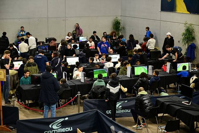 Courbevoie gaming show 2024 Salle du Courbevoie gaming show 2024 remplit de joueurs en train de jouer devant leurs écrans