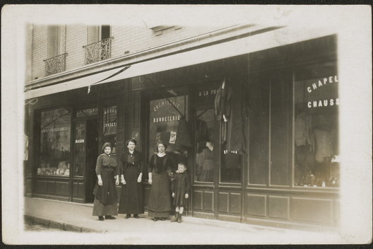 Photo de Portrait devant un magasin de textile ©Musée Roybet Fould