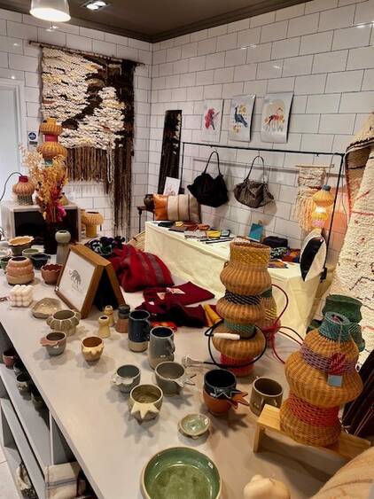 Photo de l'intérieur d'une boutique antiquaire à Bécon