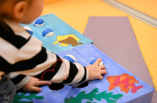 Photo de Jeu en crèche verte