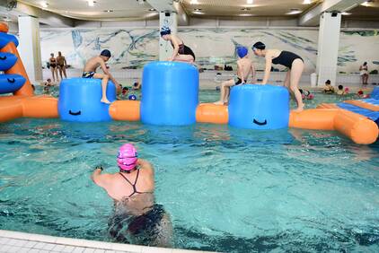 Activités ludiques petit bassin à la piscine de Courbevoie Parcours sur une structure gonflable géante à la piscine de Courbevoie.