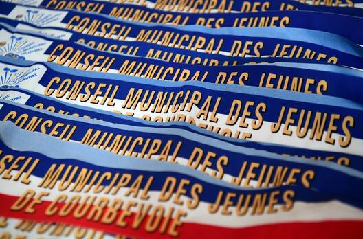 Photo de Conseil Municipal des jeunes de Courbevoie écharpes