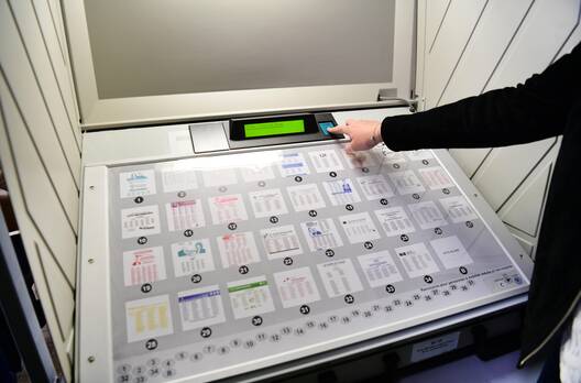 Photo de machine à voter à Courbevoie pour les élections