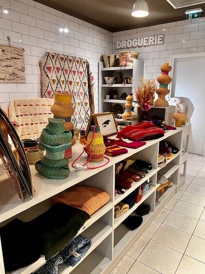 Photo de l'intérieur d'une boutique antiquaire à Bécon