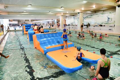 Activités ludiques petit bassin à la piscine de Courbevoie Parcours sur une structure gonflable géante à la piscine de Courbevoie.