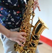 une personne jouant du saxophone