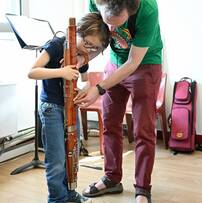 enfant et professeur jouant d'un instrument à vent