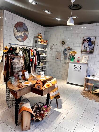 Photo de l'intérieur d'une boutique à Bécon dans le style antiquaire