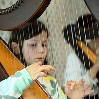 enfant jouant de la harpe