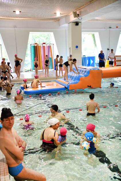 Activités ludiques petit bassin à la piscine de Courbevoie Parcours sur une structure gonflable géante à la piscine de Courbevoie.