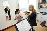 professeur et élève jouant de la flute traversière