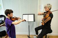 professeure et enfant jouant du violon
