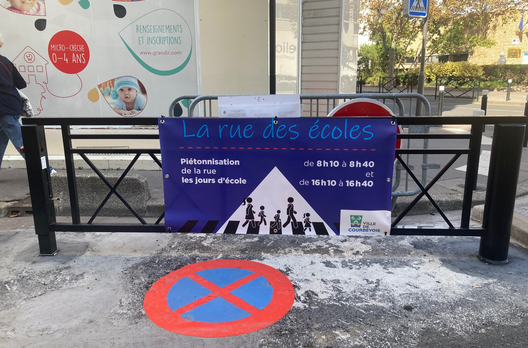 Photo de expérimentation de piétonnisation ponctuelle de la rue Rouget de Lisle à Courbevoie