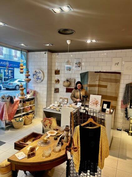 Photo de l'intérieur d'une boutique de vêtement à Bécon