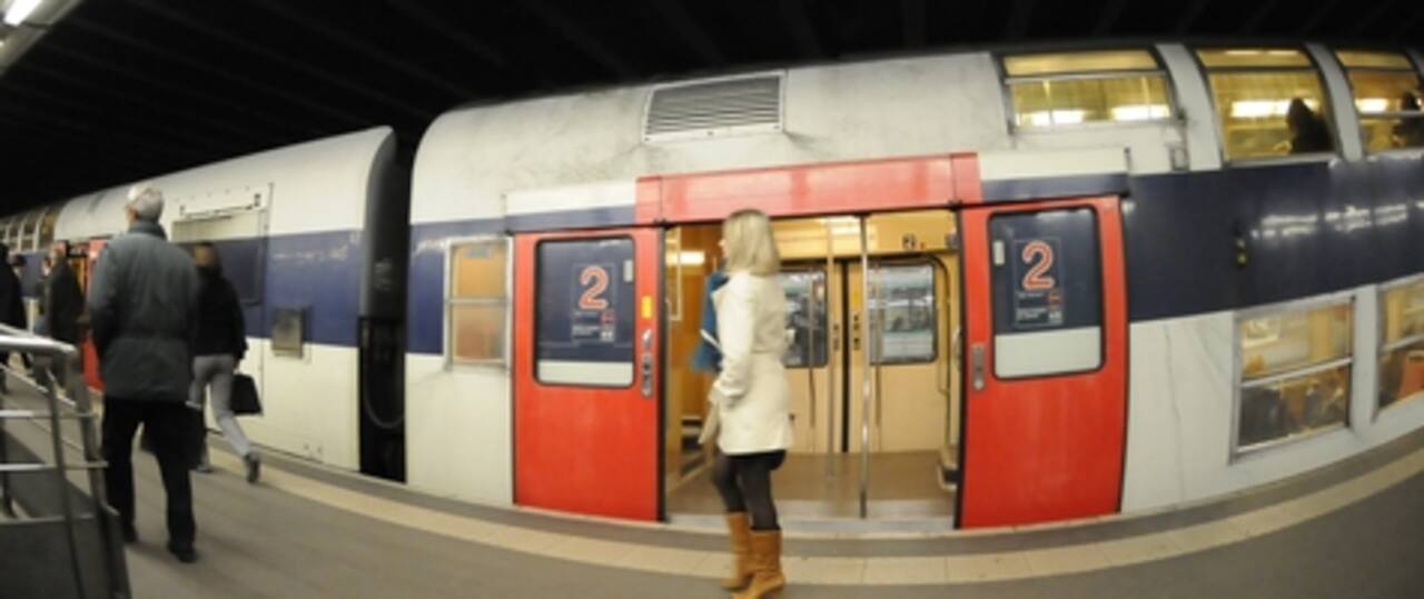 Photo d'un rer prise depuis un quai 