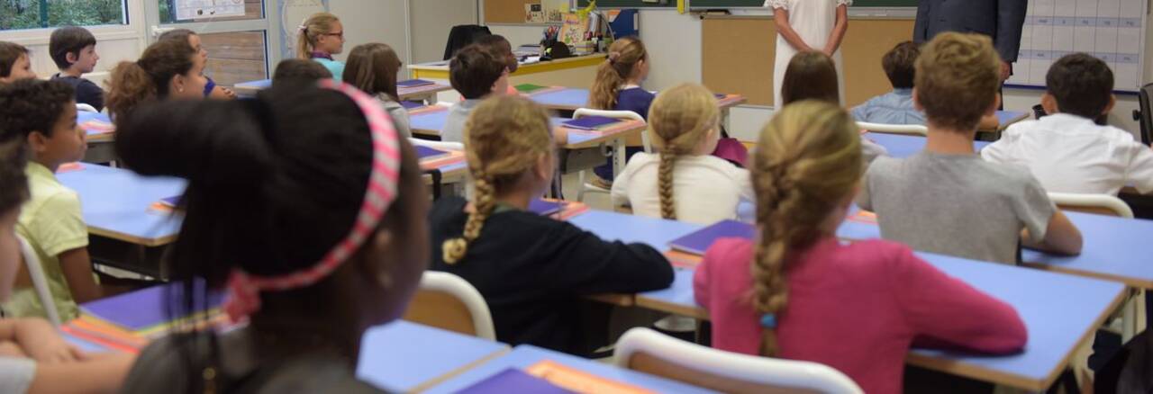 Photo de l'intérieur d'une salle de classe 