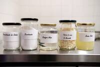 Photo de cinq pots de confiture côte à côte