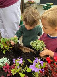 Photo d'enfants qui plantent des plantes dans la terre