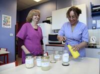 Photo de deux femmes de la petite enfance qui remplissent des pots