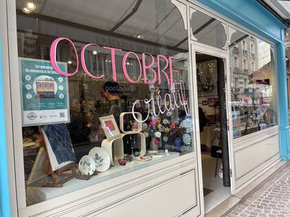 Photo de la vitrine de la boutique éphémère de Bécon