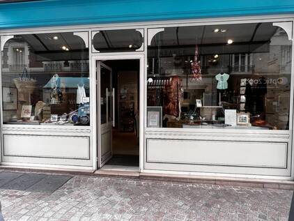 Photo de la vitrine de la boutique éphémère de Bécon
