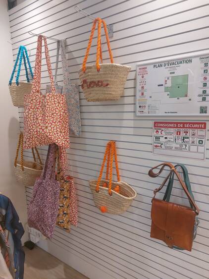 Photo des produits présentés à la boutique éphémère de Charras à Courbevoie