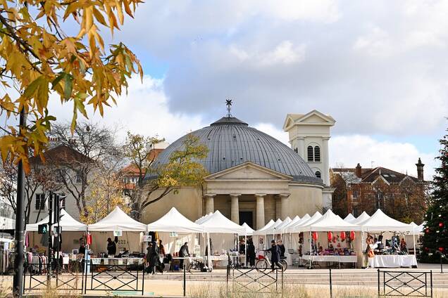 Photo du marché des créateurs de 2023 sur le parvis de l'appel du 1er février 1954 (place hérold)