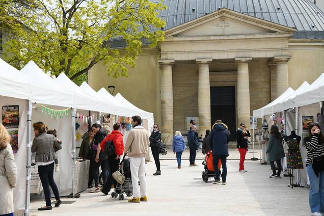 Photo du marché des créateurs de 2023 sur le parvis de l'appel du 1er février 1954 (place hérold)