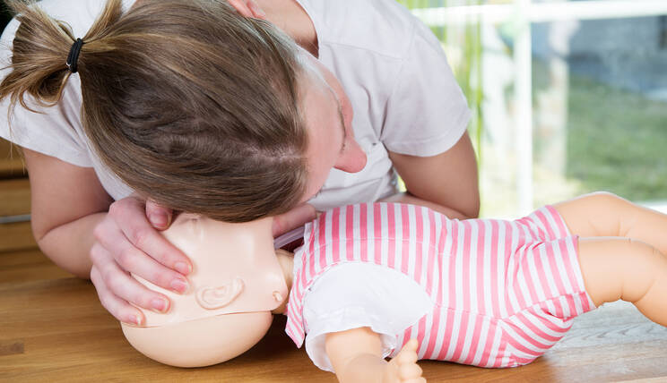 Gestes d'urgences et premiers secours bébé à la Maison de la Famille de Courbevoie