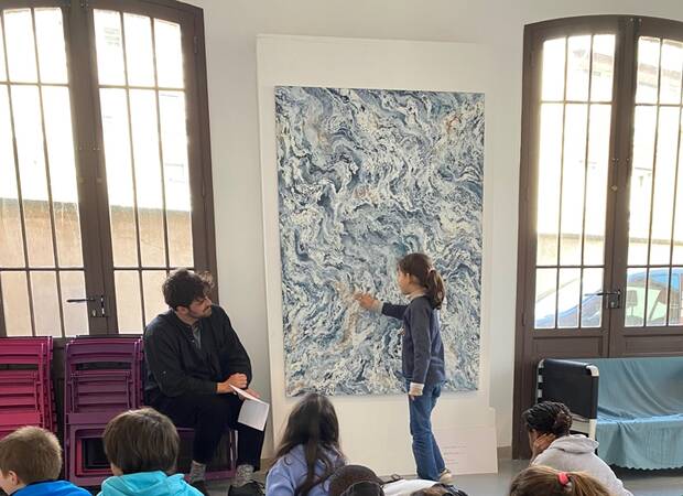 Photo d'une enfant qui participe à l'atelier pédagogique de la résidence du Pavillon des Indes en compagnie de Maxence Doré