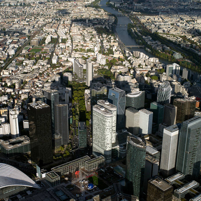 2014 : Vue aérienne du quartier d’affaires de La Défense jusqu’au coeur de ville de Courbevoie