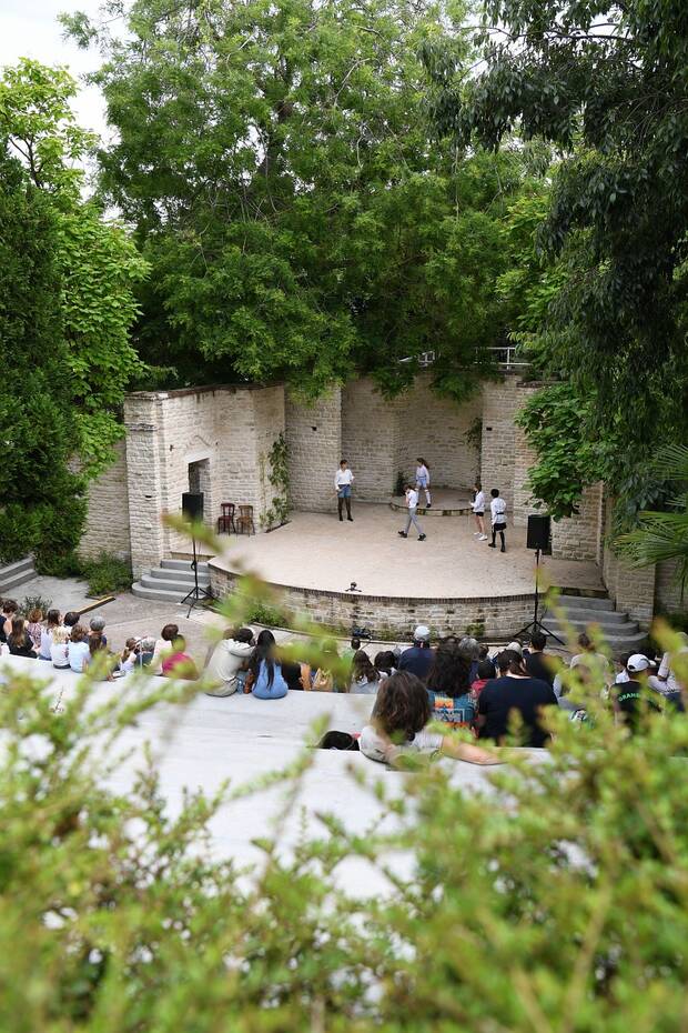 Théâtre de verdure avec du public regardant un spectacle