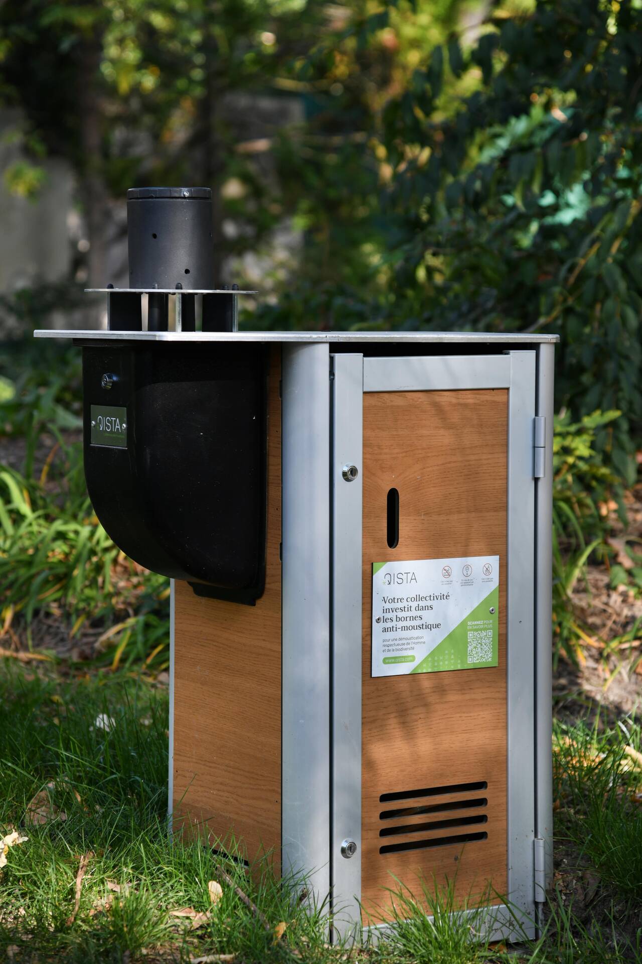 La ville est très vigilante sur les zones d’eau stagnante de l’espace public et expérimente en parallèle l’utilisation de deux bornes de capture de moustiques