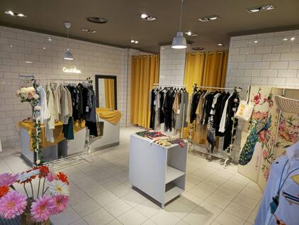 Photo de l'intérieur de la boutique éphémère de Bécon à Courbevoie, présentant les vêtements de la marque Emdoria