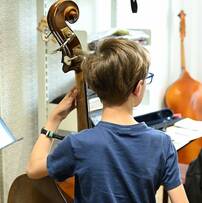 Photo d'un enfant jouant de la contre basse