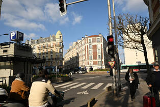Dans le quartier de Bécon les Bruyères, le feu piéton expérimental à détection de sourire sera positionné à l'angle de place de Belgique et du boulevard de la Paix.