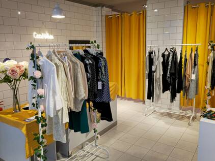 Photo de l'intérieur de la boutique éphémère de Bécon à Courbevoie, présentant les vêtements de la marque Emdoria