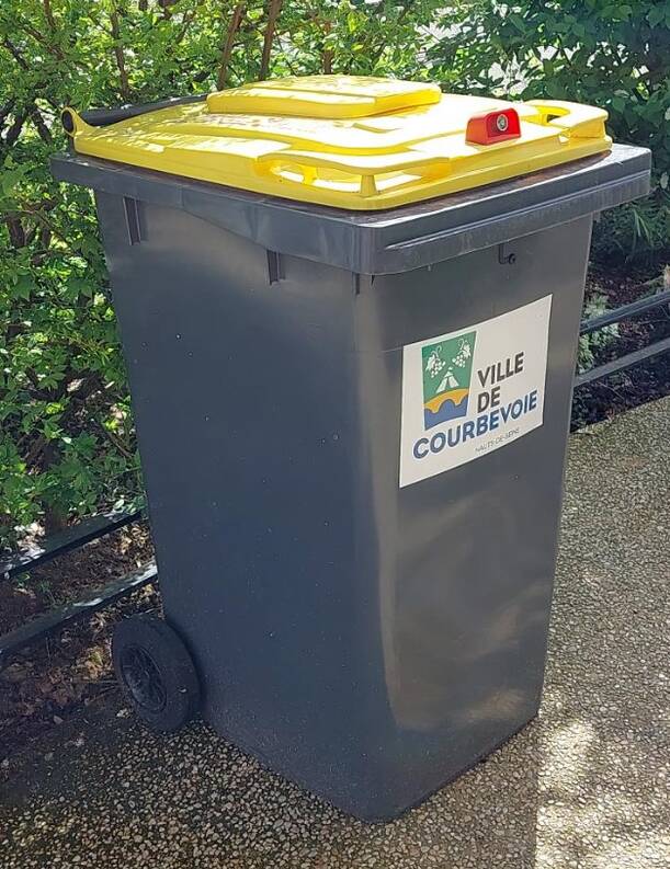 Photo d'un bac jaune pour les emballages recyclables et le papier