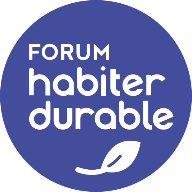 Logo du forum habiter durable de l'ALEC POLD, il est écrit "forum habiter durable" en blanc sur un fond rond bleu, avec une petite feuille blanche en dessous