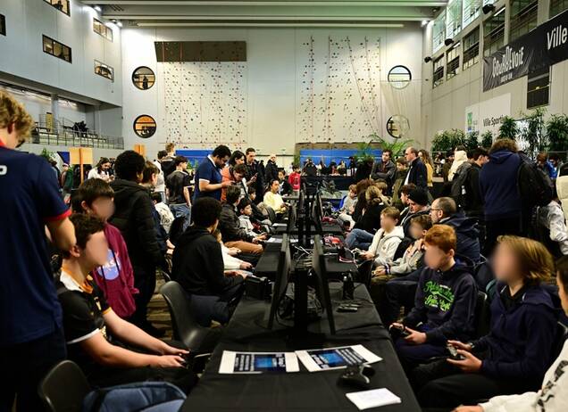 Salle du Courbevoie gaming show 2024 remplit de joueurs en train de jouer devant leurs écrans