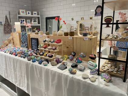 Intérieur de la boutique éphémère de Bécon avec des objets artisanaux