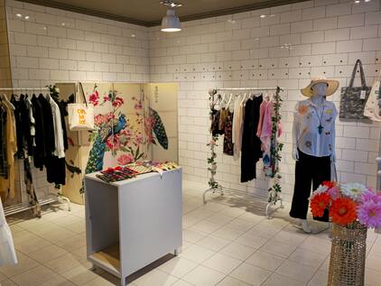 Photo de l'intérieur de la boutique éphémère de Bécon à Courbevoie, présentant les vêtements de la marque Emdoria