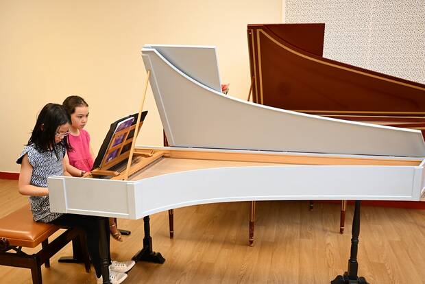 Photo d'une professeure et élève jouant du clavecin