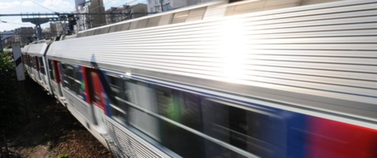 Photo d'un train sncf qui passe à vives allures