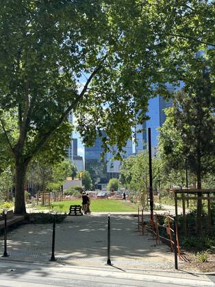 Photo de l'avenue Gambetta à Courbevoie à la fin de la première phase des travaux.