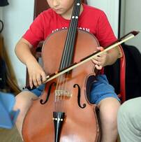 Photo d'un enfant jouant de la contre basse