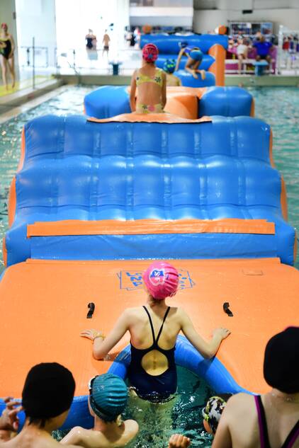 Parcours sur une structure gonflable géante à la piscine de Courbevoie.