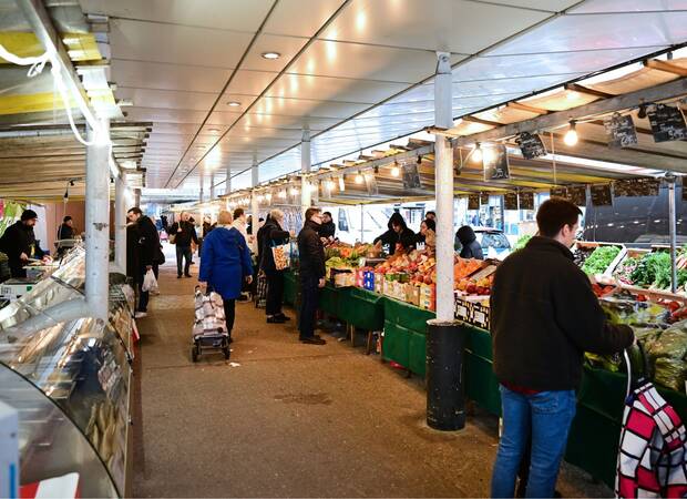 Photo d'une allée du marché Marceau en plein activité