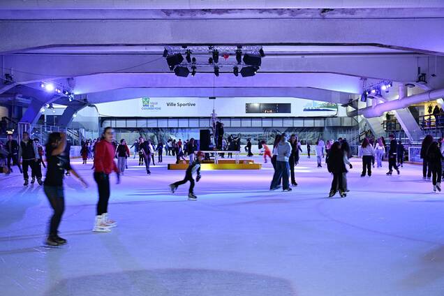 Photo de personnes qui patinent pendant halloween on ice 2024
